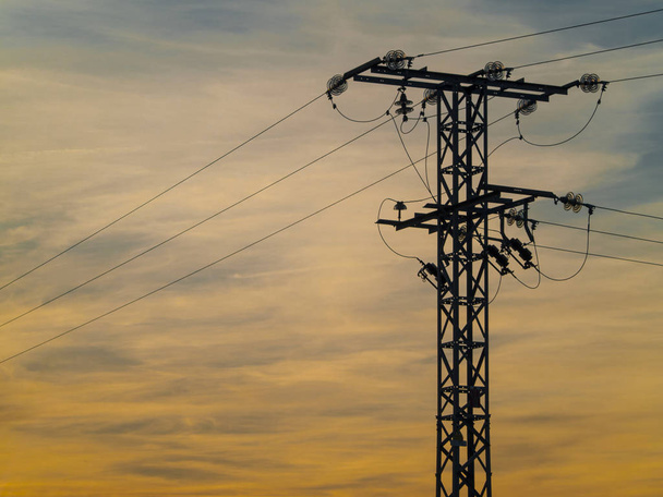 Gün batımı gökyüzü ile elektrik kulesi - Fotoğraf, Görsel