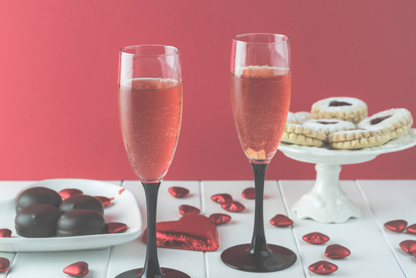 Romantic dinner with glasses of wine for Valentines Day. - Valokuva, kuva