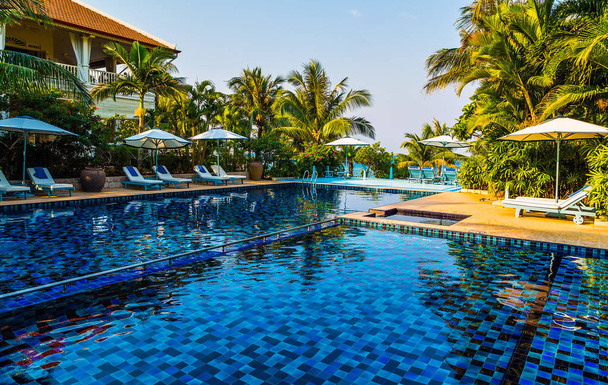 zwembad spa resort ontspannende vakantie ontspannen concept - Foto, afbeelding