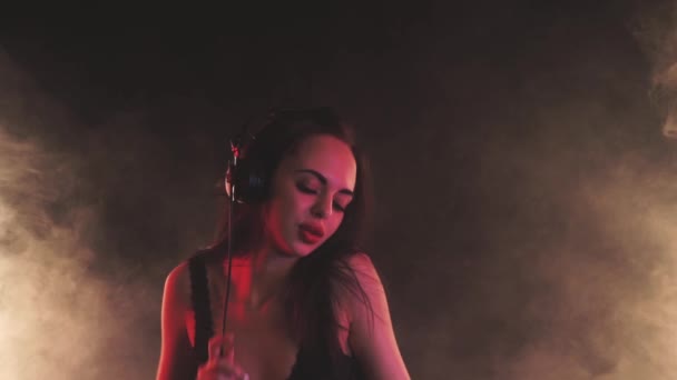 Girl puts on and takes off headphones - Metraje, vídeo