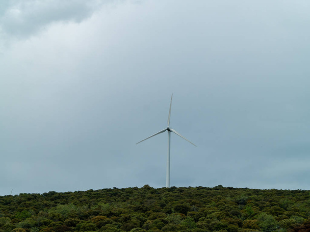 Moulin à vent sur campagne générant de l'énergie éolienne en Espagne
 - Photo, image