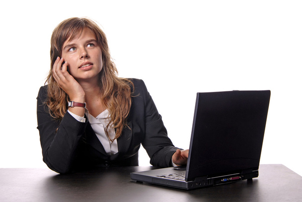 Молодая деловая женщина работает со своим ноутбуком
 - Фото, изображение