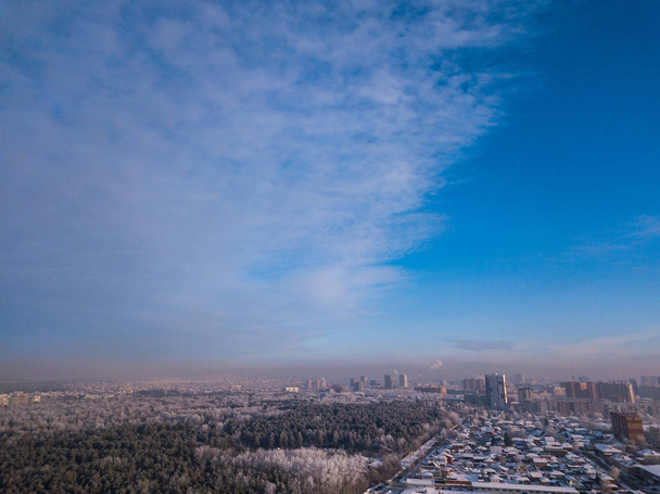 Městská krajina: vysoké moderní obytné budovy, ulice, nákupní centra, obloha a mraky v chladné zimní den fotografování s quadrocopter - Fotografie, Obrázek