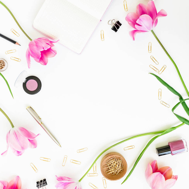 Concepto con portapapeles, cuaderno, bolígrafo, flores de tulipán rosa y cosméticos sobre fondo blanco. Piso tendido, vista superior
 - Foto, imagen