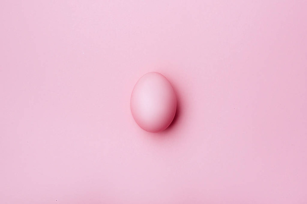 Pink egg on pink background - top view - Fotoğraf, Görsel