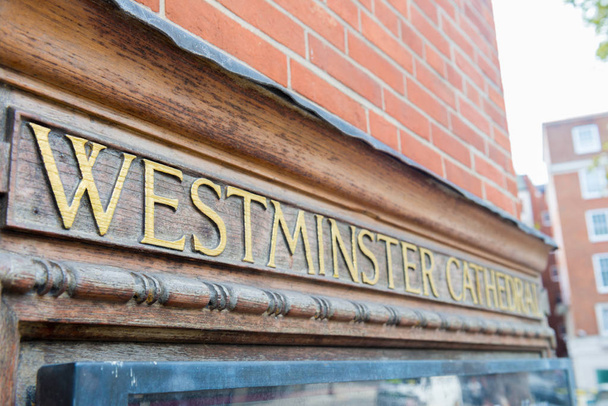 Вестминстерский знак Катердал в Лондоне
. - Фото, изображение