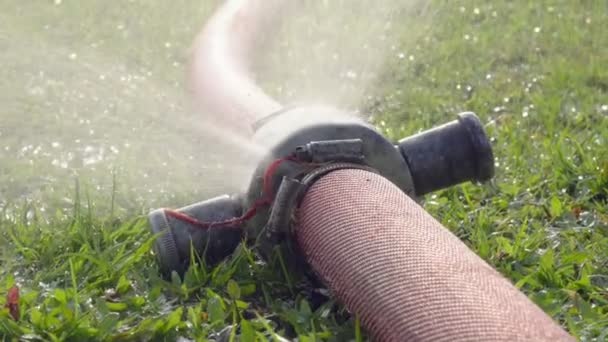 Просроченный пожарный шланг, утечка воды из сустава
 - Кадры, видео