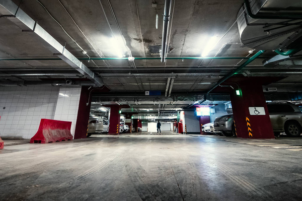 Föld alatti nyilvános garázs parkoló autók - Fotó, kép