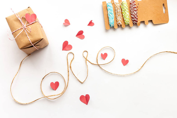 Vintage Valentýn krabičky na bílém pozadí. na jasně růžovém papíru lukem, jutové lano, milostné dopisy - Fotografie, Obrázek