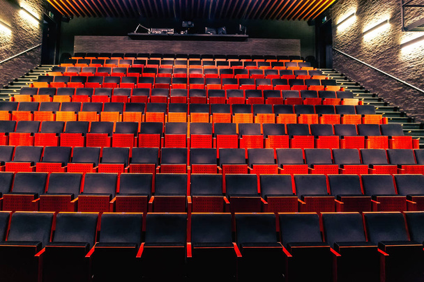 Порожній зал громадського театру або кінотеатру з рядами сидінь або стільців
 - Фото, зображення