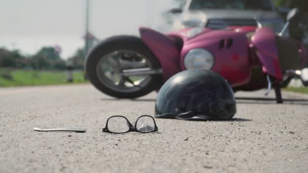 Onnettomuus moottoripyörä kaatuu auton kanssa tiellä
 - Materiaali, video