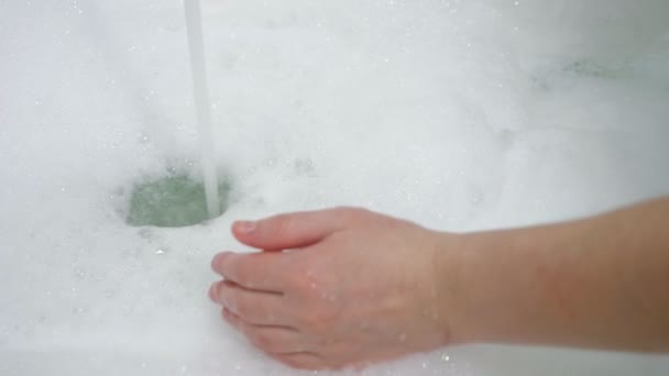 Ręce dziewczyny w płyn do kąpieli - Materiał filmowy, wideo