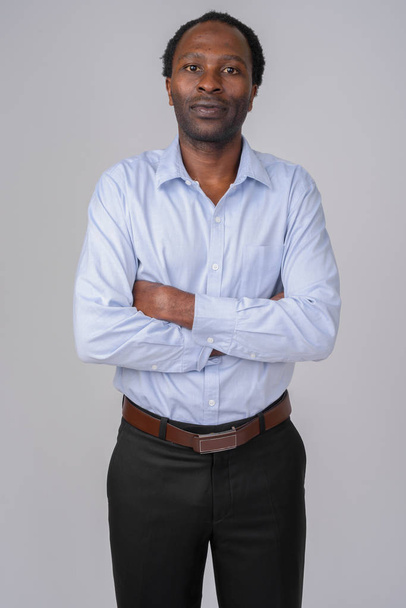 Afrikkalaisen liikemiehen muotokuva kädet ristissä
 - Valokuva, kuva
