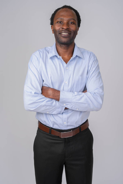 Πορτρέτο του happy αφρικανική επιχειρηματίας, χαμογελώντας με τα χέρια σταυρωμένα - Φωτογραφία, εικόνα