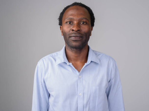 Портрет африканского бизнесмена на белом фоне
 - Фото, изображение