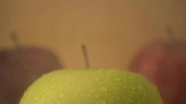 1 zelené jablko, 2 červená jablka - jeřáb dolů - Záběry, video