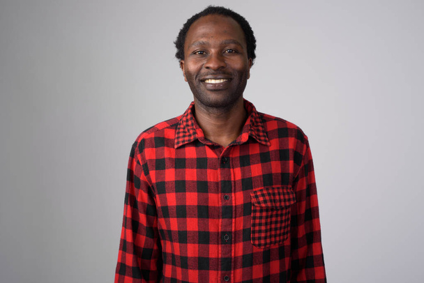 Portrait de heureux homme hipster africain souriant
 - Photo, image