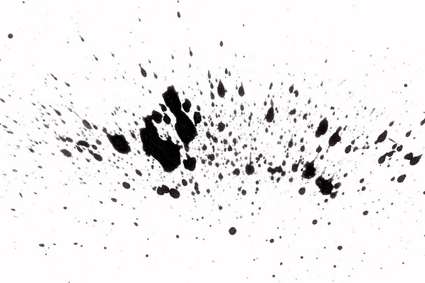 абстрактные черные пятна на белой акварельной бумаге. монохромное изображение. - Фото, изображение