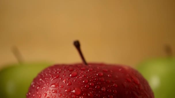 1 κόκκινο μήλο, 2 πράσινα μήλα - γερανός κάτω - Πλάνα, βίντεο