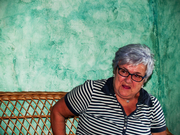старша жінка сидить на лавці
  - Фото, зображення
