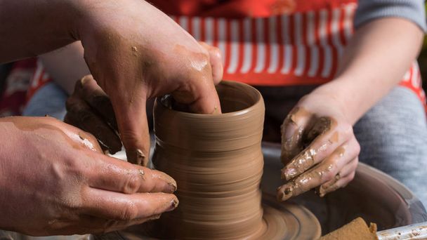 Insegnare ceramica ai bambini. L'insegnante dà una classe di master in modellazione
 - Foto, immagini