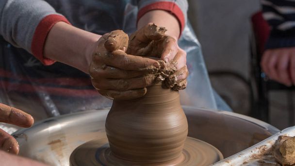 Insegnare ceramica ai bambini. L'insegnante dà una classe di master in modellazione
 - Foto, immagini