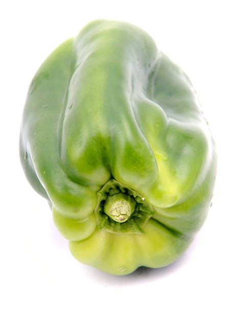 een groene peper geïsoleerd op witte achtergrond - Foto, afbeelding