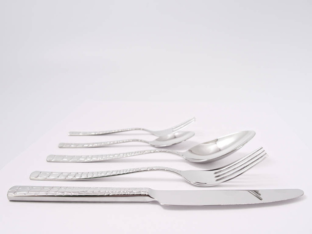 posate di posate di cucchiai di forchette di posate di posate su uno sfondo bianco
 - Foto, immagini