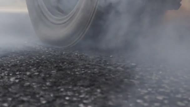 Trascina auto da corsa brucia gomma dai suoi pneumatici in preparazione per la gara - Filmati, video