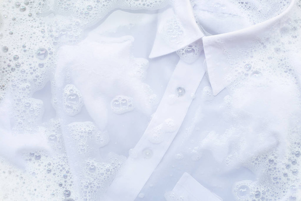 Yıkama önce beyaz gömlek bir bez emmek - Fotoğraf, Görsel
