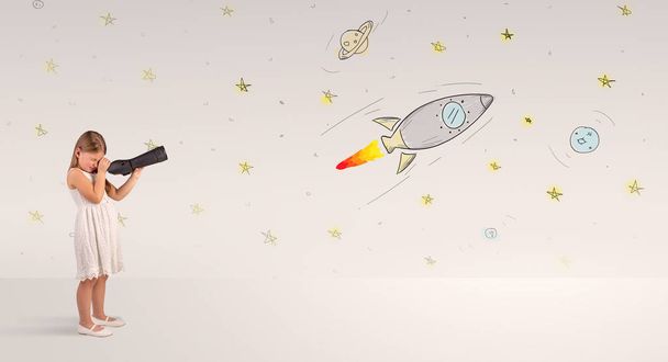 Çocuk hayali roketler için spyglass üzerinden seyir - Fotoğraf, Görsel
