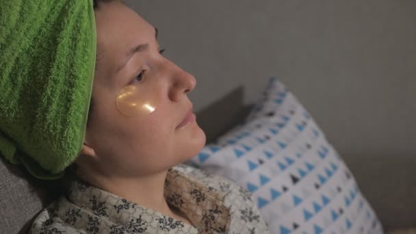 Žena s kolagenové polštářky pod jejíma očima v domácnostech - Záběry, video