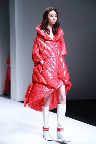 A model displays a new creation at a fashion show of LABORON during the Shanghai Fashion Week Fall/Winter 2016 in Shanghai, China, 9 April 2016. - Фото, зображення