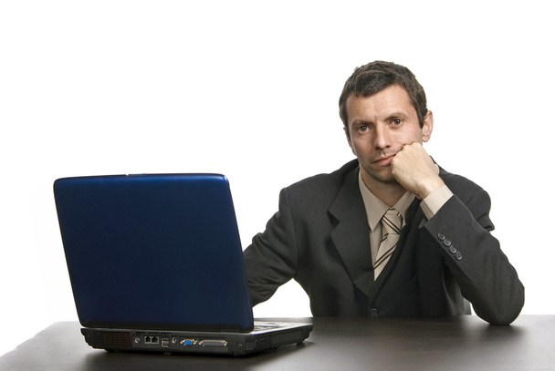 jonge vervelen zakenman werken met is laptop - Foto, afbeelding