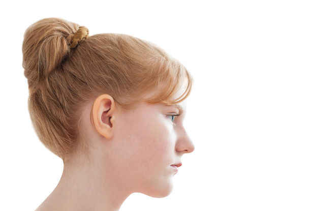 portréja egy tini lány, elszigetelt fehér profil - Fotó, kép
