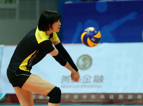 eine japanische spielerin nimmt an einer trainingseinheit für ein internationales volleyball-freundschaftsspiel der frauen gegen china in ningbo stadt in der ostchinesischen provinz zhejiang teil, 21. april 2016. - Foto, Bild