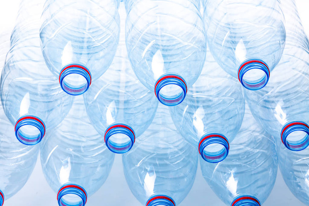 Stos odpadów puste plastikowe butelki wody na białym tle - Zdjęcie, obraz