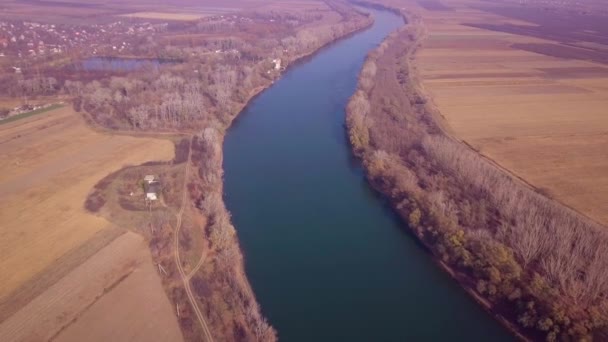 Pomalé dron letu nad modré řeky a zemědělské pozemky. Dněstr řeka, Moldavsko republikou. 4 k ptačí perspektiva - Záběry, video
