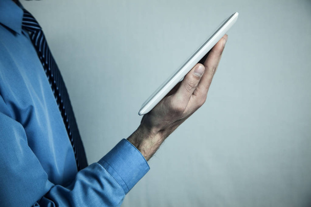 Man holding white digital tablet. Concept of new technology - Foto, Imagen