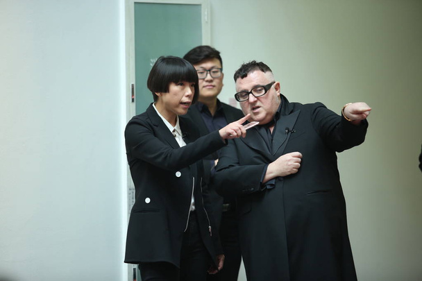Alber Elbaz, right, former fashion designer of Paris fashion house Lanvin, talks with Chinese fashion journalist Angelica Cheung, left, editor-in-chief of Vogue China, during a dialogue at Tsinghua University in Beijing, China, 31 March 2016. - Fotoğraf, Görsel
