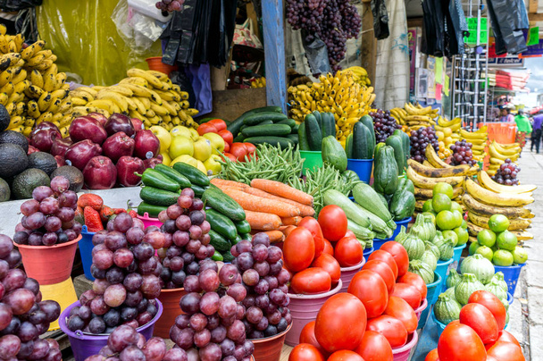 Straßenmarkt mit frischem Gemüse in San Cristbal de las Casas, Chiapas, Mexiko - Foto, Bild