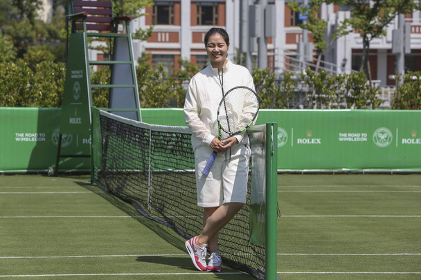 Retired Chinese tennis player Li Na poses at a launch event for "The Road to Wimbledon" program in Nanjing city, east China's Jiangsu province, 16 May 2016 - Фото, изображение
