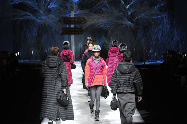 Mallit näyttää uusia luomuksia muotinäytöksessä Bosideng Kiina Kylmäkestävä Wear Fashion Trends Collection aikana Kiina Fashion Week Fall / Winter 2016 Pekingissä, Kiinassa, 28 maaliskuu 2016
. - Valokuva, kuva