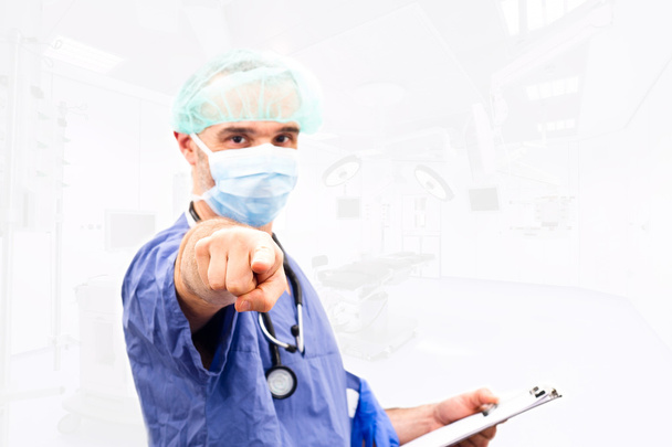 Медичний лікар у масці, вказуючи пальцем на вас фокус на руці
 - Фото, зображення