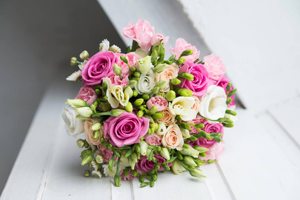 Zarter Hochzeitsstrauß rosa Rosen und grüne Blätter  - Foto, Bild