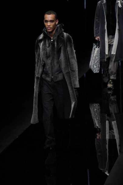 Model wyświetla nowe stworzenie Emporio Armani pokaz mody podczas Mediolanu męska moda tydzień jesień/zima 2019 r. w Mediolanie, Włochy, 14 stycznia 2019 r.. - Zdjęcie, obraz