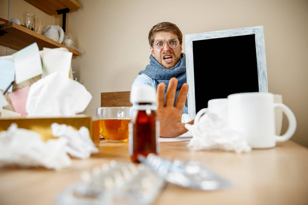Больной человек во время работы в офисе, бизнесмен подхватил простуду, сезонный грипп
. - Фото, изображение
