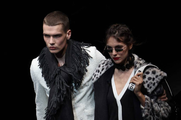 Modele wyświetlają nowe kreacje Emporio Armani pokaz mody podczas Mediolanu męska moda tydzień jesień/zima 2019 r. w Mediolanie, Włochy, 14 stycznia 2019 r.. - Zdjęcie, obraz
