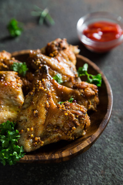 Baked chicken wings with fresh herbs and ketchup - Zdjęcie, obraz
