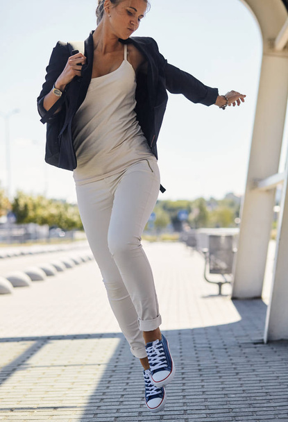 a portrait of happy young businesswoman running - Foto, afbeelding